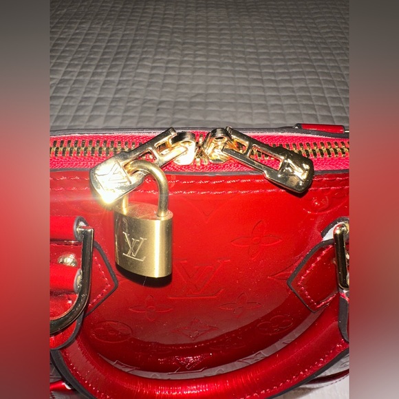 Beautiful red patent classic bag with beautiful brass hardware and details. - Picture 6 of 8